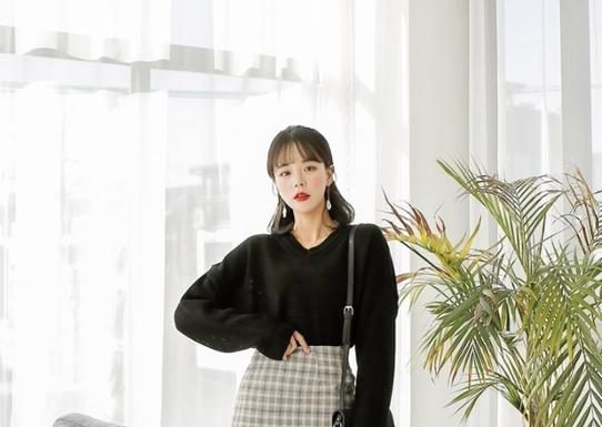Hè đến là phải tranh thủ diện ngay 20 kiểu chân váy ngắn vừa xinh lại đáng yêu lắm nè! Hè đến là phải tranh thủ diện ngay 20 kiểu chân váy ngắn vừa xinh lại đáng yêu lắm nè!