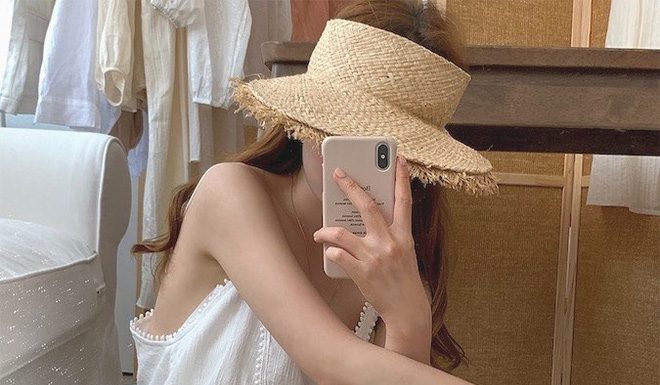 Nếu mặc gì cũng muốn lịm đi vì nóng, 3 cách lên đồ với vải thô mát rượi từ đầu đến chân này chính là dành cho bạn