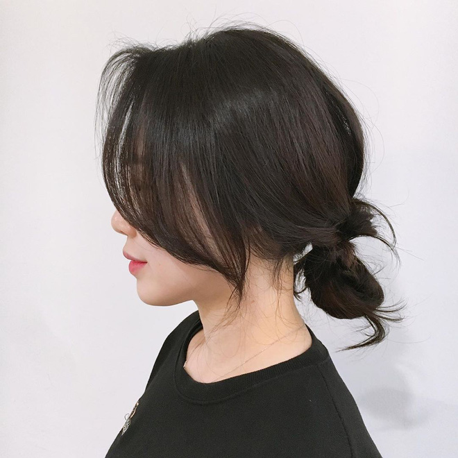 Tóc búi thấp tưởng già nay lại được hội gái xinh diện ầm ầm, ra là nhờ cách búi vừa sang lại vừa cool này Tóc búi thấp tưởng già nay lại được hội gái xinh diện ầm ầm, ra là nhờ cách búi vừa sang lại vừa cool này