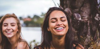 Hàm răng trắng sáng chỉ với những mẹo đơn giản