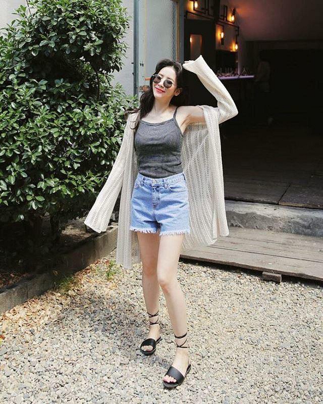 Mùa hè này, áo 2 dây có gì hot mà các nàng sành mặc lại mê mẩn đến thế? Mùa hè này, áo 2 dây có gì hot mà các nàng sành mặc lại mê mẩn đến thế?