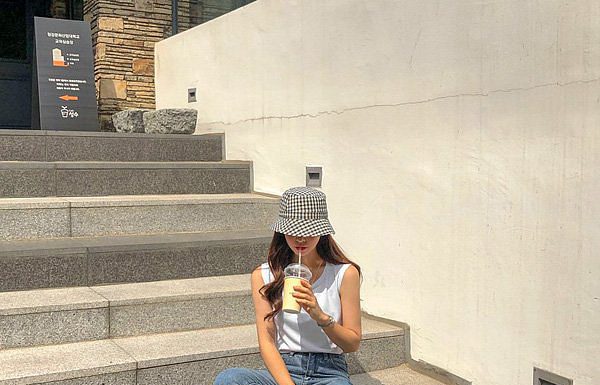 Thoát ác mộng mặc xấu ngày Sài Gòn mùa mưa, đây là 3 cách diện quần jeans bạn nên biết Thoát ác mộng mặc xấu ngày Sài Gòn mùa mưa, đây là 3 cách diện quần jeans bạn nên biết