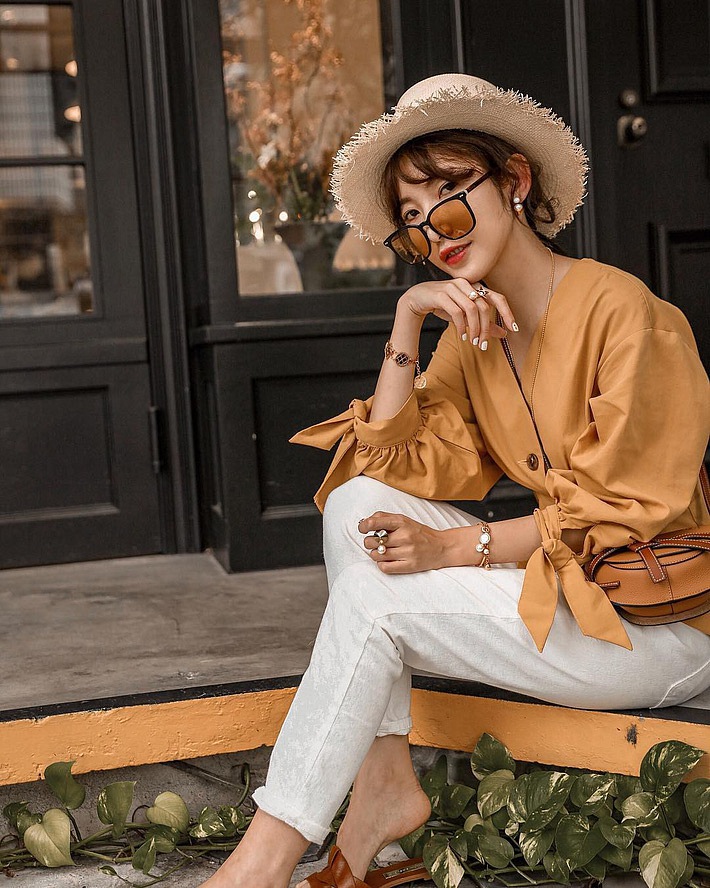 Jeans trắng phẳng phiu và 12 gợi ý mix&match dành cho chị em muốn thay mới hoàn toàn style công sở Jeans trắng phẳng phiu và 12 gợi ý mix&match dành cho chị em muốn thay mới hoàn toàn style công sở