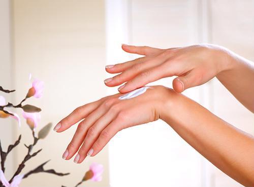 4 mẹo giúp đôi tay mịn như em bé sau những lần da khô ráp vì rửa chén 4 mẹo giúp đôi tay mịn như em bé sau những lần da khô ráp vì rửa chén