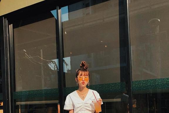 Sắm ngay một em Crop-top rút dây hoàn thiện trang phục hè quyến rũ của bạn Sắm ngay một em Crop-top rút dây hoàn thiện trang phục hè quyến rũ của bạn