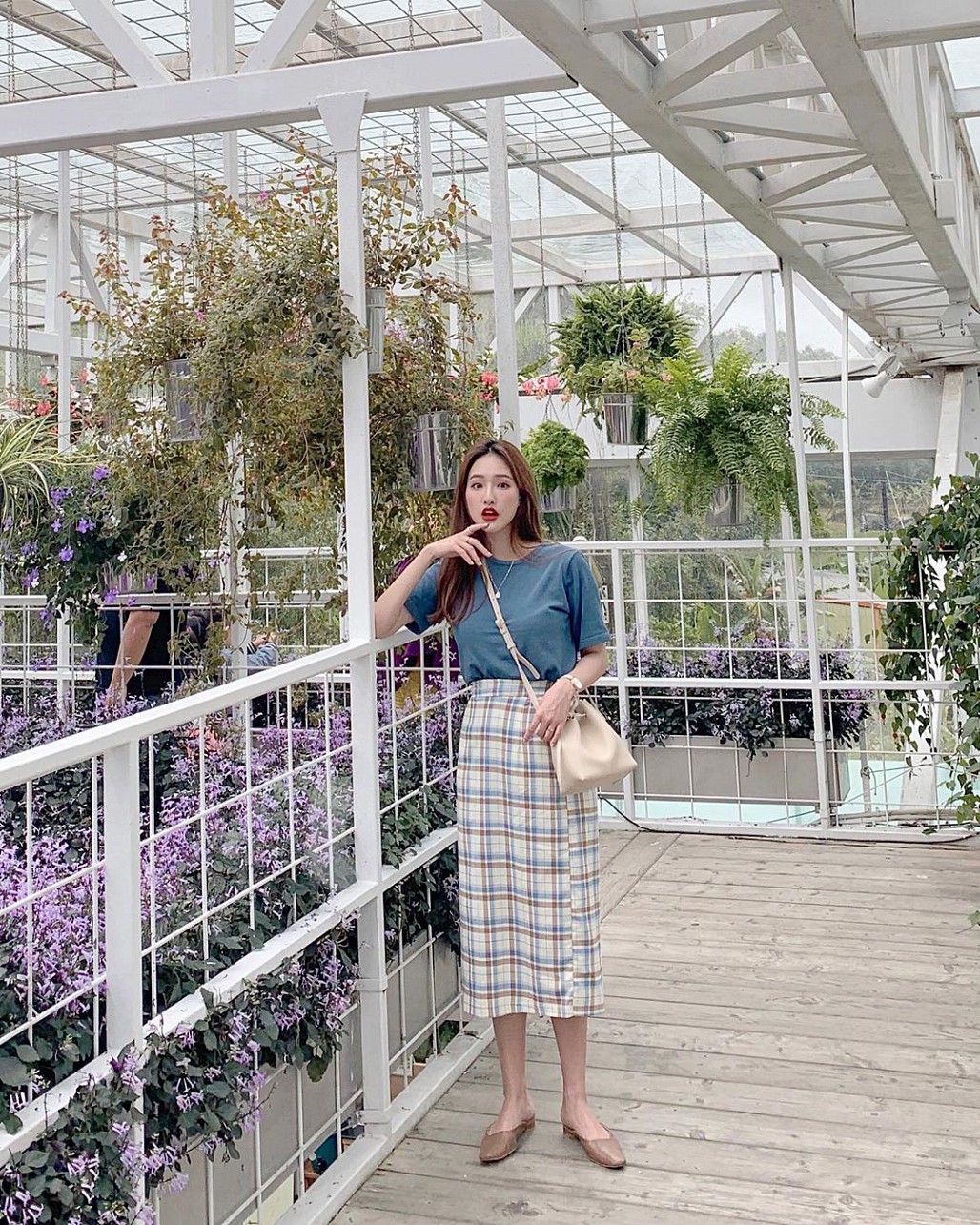 Nếu ngoài 30, chị em đã qua cái thời diện 3 kiểu áo phông “quá lứa lỡ thì” so với tuổi này rồi Nếu ngoài 30, chị em đã qua cái thời diện 3 kiểu áo phông “quá lứa lỡ thì” so với tuổi này rồi