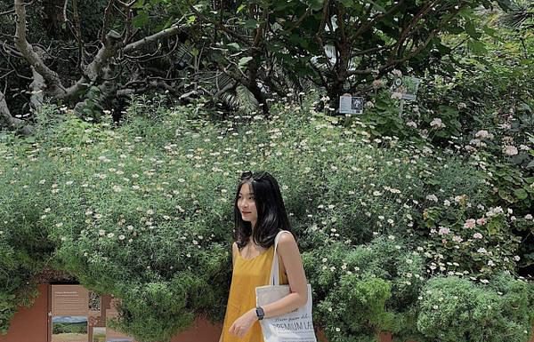 Váy hai dây oversize chắc hẳn sẽ là món đồ tạm biệt hè chào đầu thu 2019