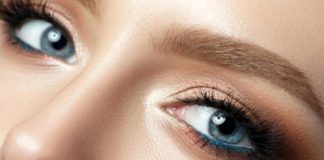 Nếp nhăn quanh mắt là dấu hiệu của lão hóa và ảnh hưởng đến ngoại hình của bạn. Hãy cùng Hello Bacsi tìm hiểu cách xóa nếp nhăn vùng mắt nhé! Nếp nhăn xuất hiện quanh mắt là một dấu hiệu bình thường của quá trình lão hóa. Tuy nhiên, nếp nhăn lại ảnh hưởng đến thẩm mỹ nên bạn có thể tìm cách xóa nếp nhăn vùng mắt bằng các phương pháp tại nhà hoặc sự trợ giúp của công nghệ thẩm mỹ. Vùng da xung quanh mắt là nơi dễ xuất hiện dấu hiệu của tuổi tác nhất bởi khu vực dưới mắt khá mỏng và có nhiều tế bào máu. Khi bạn lớn tuổi, da sẽ dần mất đi tính đàn hồi. Các yếu tố môi trường như ánh nắng hay các yếu tố di truyền cũng có thể là nguyên nhân khiến bạn xuất hiện nếp nhăn quanh mắt. Vì sao bạn xuất hiện nếp nhăn ở mắt? Nguyên nhân phổ biến nhất khiến bạn xuất hiện nếp nhăn ở mắt chính là do quá trình lão hóa. Theo thời gian, da sẽ khô và mỏng hơn, nhiều nếp nhăn sẽ xuất hiện hơn và các nếp nhăn sẽ hằn sâu hơn. Tuy nhiên, cũng có nhiều nguyên nhân khác xuất phát từ sinh hoạt hàng ngày của bạn. 1. Ánh nắng mặt trời Tia UV từ mặt trời có thể phá vỡ collagen có trong da bạn. Collagen chính là loại protein chính trong tế bào da của bạn và là chìa khóa duy trì cấu trúc da theo thời gian. Tia cực tím có thể tác động đến da do bạn đi tắm nắng hoặc đi ngoài nắng mà không che chắn kỹ càng. Theo Cục Quản lý Thực phẩm và Dược phẩm Hoa Kỳ (FDA), làn da tiếp xúc với ánh nắng thường xuyên sẽ sớm xuất hiện nếp nhăn, đặc biệt là nếp nhăn ở mắt. 2. Khói thuốc lá Tổ chức Mayo Clinic cho biết ngoài nguyên nhân tuổi tác, khói thuốc lá cũng chính là yếu tố làm xuất hiện nếp nhăn ở cả nam và nữ giới. Khói thuốc khiến cho da bạn bị mất cân bằng lượng oxy hóa, làm tổn thương collagen và elastin. Khói thuốc cũng làm cản trở sự lưu thông của các mạch máu trên mặt và làm da bạn thiếu vitamin A. 3. Cử động của cơ mặt Các cử động khuôn mặt như cười, nhăn mặt, nhíu mày cũng có thể làm gương mặt bạn xuất hiện nếp nhăn. Ngay cả thói quen ngủ của bạn cũng có thể làm xuất hiện một vài nếp nhăn ở mắt nếu các cơ bị tác động bởi gối thường xuyên. Dần dần da bạn sẽ mất đi tính đàn hồi khi bạn ngày càng lớn tuổi. Nhiều nghiên cứu đã chỉ ra rằng nếu bạn thường xuyên ngủ úp mặt xuống gối thì bạn sẽ bị nhiều nếp nhăn quanh mắt hơn. Xóa nếp nhăn vùng mắt tại nhà Có một số phương pháp xóa nếp nhăn vùng mắt đơn giản mà bạn có thể áp dụng ngay tại nhà. 1. Bài tập với các cơ mắt Zalo Cách xóa nếp nhăn vùng mắt giúp bạn trẻ trung hơn Bạn có thể nhấn hai bên thái dương bằng hai ngón tay, sau đó kéo ra phía sau, đồng thời nhắm mở mắt liên tục. Bài tập này có lợi trong việc làm cho các cơ quanh mắt khỏe mạnh, thư giãn, tránh nhăn da ở khu vực này. Một số động tác cử động mắt đơn giản có thể giúp bạn làm săn chắc vùng da mắt, tránh hiện tượng chảy xệ cũng như hạn chế quầng thâm và nếp nhăn ở mắt. 2. Tẩy tế bào chết nhẹ nhàng Zalo Cách xóa nếp nhăn vùng mắt giúp bạn trẻ trung hơn Bạn có thể nhẹ nhàng tẩy các tế bào da khô hình thành dưới mắt để thúc đẩy sự phát triển tế bào mới. Bạn có thể sử dụng các sản phẩm tẩy tế bào chết chuyên dụng dành cho mắt và nhớ phải massage thật nhẹ nhàng để xóa nhăn vùng mắt mà tránh gây kích ứng. Cũng như các vùng da khác trên cơ thể, da mắt cũng cần được tẩy tế bào chết thường xuyên để các tế bào da mới phát triển. Bạn có thể sử dụng ngón đeo nhẫn, ngón tay yếu nhất để massage mắt nhẹ nhàng. 3. Sử dụng kem dưỡng ẩm cho mắt Zalo Cách xóa nếp nhăn vùng mắt giúp bạn trẻ trung hơn Thiếu độ ẩm có thể làm tăng sự xuất hiện của nếp nhăn vùng mắt của bạn. Kem dưỡng ẩm có chứa retinol (một dẫn xuất của vitamin A), peptide và axit hyaluronic đã được các chuyên gia nghiên cứu là có thể cấp nước rất tốt cho da. Bạn có thể tìm đến các sản phẩm dưỡng ẩm ở nhiều dạng như kem, lotion. Bạn nên mua kem dưỡng ẩm dành riêng cho mắt, tránh sử dụng chung các loại kem dành cho mặt hoặc cơ thể bởi vùng da mắt thường nhạy cảm hơn các vùng da khác. 4. Che chắn kỹ lưỡng khi ra nắng Zalo Cách xóa nếp nhăn vùng mắt giúp bạn trẻ trung hơn Bạn có thể giúp ngăn ngừa nếp nhăn quanh mắt bằng cách hạn chế tiếp xúc với ánh nắng mặt trời. Khi phải tiếp xúc với ánh nắng mặt trời trong nhiều giờ liền, bạn hãy nhớ đội mũ rộng vành và mang kính râm. Ngoài hạn chế ánh nắng trực tiếp chiếu vào da bạn, mũ và kính râm còn giúp bạn không phải nheo mắt lại thường xuyên khiến da dễ bị nhăn. Bạn nên thoa kem chống nắng khi ở ngoài trời, thậm chí cả khi bạn không tiếp xúc trực tiếp với ánh nắng. 5. Duy trì chế độ ăn uống tốt cho làn da Zalo Cách xóa nếp nhăn vùng mắt giúp bạn trẻ trung hơn Vitamin C, vitamin A và vitamin E là các dưỡng chất rất cần thiết trong mọi sản phẩm dưỡng da. Kết hợp các loại thực phẩm giàu vitamin này trong chế độ ăn uống của mình, bạn có thể giúp làn da cả cơ thể luôn săn chắc và trẻ trung. Các loại thực phẩm như bơ, hạt hướng dương, bông cải xanh, cà chua, sữa đậu nành… chứa nhiều dưỡng chất giúp da khỏe mạnh, đầy sức sống. Xóa nếp nhăn vùng mắt bằng liệu pháp thẩm mỹ Nếu các phương pháp tự nhiên chưa phát huy tác dụng thì bạn có thể tìm đến các liệu pháp thẩm mỹ chuyên nghiệp để xóa nếp nhăn vùng mắt. 1. Xóa nếp nhăn vùng mắt bằng chất làm đầy Zalo Cách xóa nếp nhăn vùng mắt giúp bạn trẻ trung hơn Bác sĩ thẩm mỹ sẽ tiêm chất làm đầy (filler) vào vùng da bên dưới hoặc xung quanh mắt để làm đầy khu vực xuất hiện nếp nhăn. Chất làm đầy chỉ có tác dụng tạm thời và có thể kéo dài trong khoảng từ 6 tháng đến 2 năm. Hai chất làm đầy thường được sử dụng phổ biến là Restylane và Juvéderm. 2. Xóa nếp nhăn vùng mắt bằng công nghệ Microdermabrasion Zalo Cách xóa nếp nhăn vùng mắt giúp bạn trẻ trung hơn Microdermabrasion hay điều trị siêu mài mòn da là kỹ thuật điều trị thẩm mỹ không xâm lấn rất phổ biến hiện nay. Đây là phương pháp tẩy tế bào chết có thể áp dụng để loại bỏ dấu hiệu làn da bị cháy nắng, xỉn màu, kích thích lưu thông máu ở khu vực da cần điều trị. 3. Xóa nếp nhăn vùng mắt bằng kỹ thuật Microneedling Microneedling hay lăn kim vi điểm là kỹ thuật sử dụng dụng cụ lăn có gắn nhiều mũi kim nhỏ để tác động làm tổn thương nhẹ lớp ngoài cùng của da. Điều này kích thích quá trình tự chữa lành ở da, thúc đẩy quá trình sản sinh collagen, làm giảm nếp nhăn đồng thời cải thiện cấu trúc da. 4. Xóa nếp nhăn vùng mắt bằng ứng dụng laser Công nghệ trẻ hóa da và xóa nếp nhăn bằng laser có thể điều trị nhiều vị trí nếp nhăn trên cơ thể, đặc biệt là nếp nhăn ở mắt. Các tia laser siêu nhỏ sẽ xuyên qua da và kích thích da sản xuất collagen và elastin, lấy lại tính đàn hồi cho da. Phương pháp này không hề tác động hay làm tổn thương đến làn da trên cùng mà còn giúp da bạn được phục hồi nhanh chóng và không cần lo lắng đến các vết thương hở. 5. Xóa nếp nhăn vùng mắt bằng cách tiêm botox Zalo Cách xóa nếp nhăn vùng mắt giúp bạn trẻ trung hơn Một lượng nhỏ botox sẽ được tiêm vào các cơ nằm bên dưới mắt, giúp các cơ thư giãn và nhờ đó giảm bớt các nếp nhăn. Theo kết quả từ Viện Da liễu Hoa Kỳ (AAD), hầu hết mọi người đều nhận thấy tác dụng sau từ 3 đến 7 ngày và nếp nhăn ở mắt bắt đầu giảm rõ nét trong khoảng 3 đến 4 tháng sau đó. Các phương pháp xóa nếp nhăn quanh mắt chủ yếu là các kỹ thuật không phẫu thuật, không xâm lấn do tính nhạy cảm của vùng da quanh mắt. Những nếp nhăn, đặc biệt là nếp nhăn ở mắt, xuất hiện theo thời gian sẽ ít nhiều ảnh hưởng đến diện mạo của bạn. Hãy chọn cách xóa nếp nhăn vùng mắt phù hợp nhất với bản thân để lấy lại vẻ đẹp cho đôi mắt, kéo dài tuổi thanh xuân và luôn cảm thấy trẻ trung nhé!