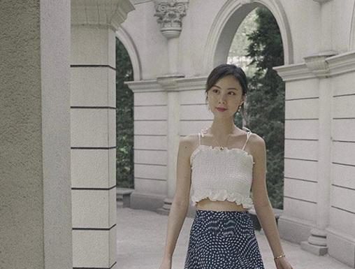 Cuối tuần rồi, lên đồ đi chơi bằng các kiểu áo điệu đà này thôi nào! Cuối tuần rồi, lên đồ đi chơi bằng các kiểu áo điệu đà này thôi nào!