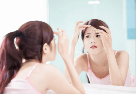 Mụn cám ở trán: Nguyên nhân và cách khắc phục Mụn cám ở trán: Nguyên nhân và cách khắc phục