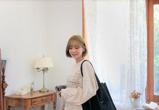 HOW TO: Diện đồ thật xinh với túi TOTE ĐEN siêu năng động nè!! HOW TO: Diện đồ thật xinh với túi TOTE ĐEN siêu năng động nè!!