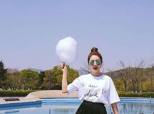 “Giày nào váy ấy” mẫu nào cũng xinh nhưng combo sneakers + chân váy lại cá tính khác biệt “Giày nào váy ấy” mẫu nào cũng xinh nhưng combo sneakers + chân váy lại cá tính khác biệt
