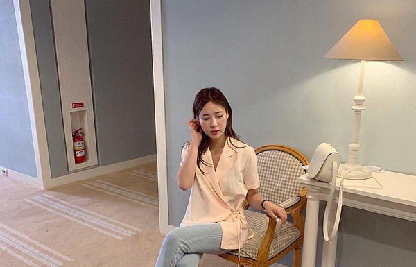 Không phải áo sơ mi đơn thuần, đây mới là món giúp chị em nâng tầm phong cách đi làm