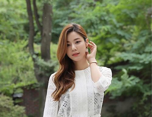 Mát trời, nữ công sở đừng bỏ qua 4 trang phục vừa xinh với thời tiết