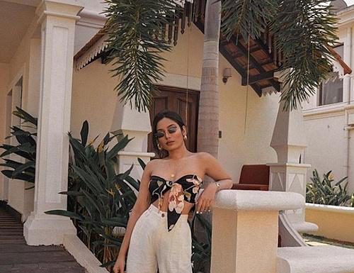Buộc khăn thành áo: Hot trend hay và tiện của hè 2019 Buộc khăn thành áo: Hot trend hay và tiện của hè 2019