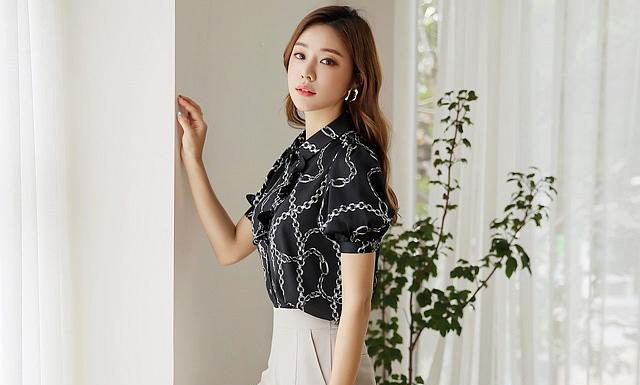 Stylist bày cách diện sơ mi xuyên thấu đến công sở chỉ đẹp trở lên Stylist bày cách diện sơ mi xuyên thấu đến công sở chỉ đẹp trở lên