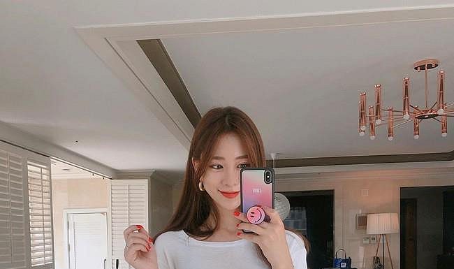 Một chiếc áo phông trắng, giới trẻ mặc thế nào để trông sành điệu? Một chiếc áo phông trắng, giới trẻ mặc thế nào để trông sành điệu?