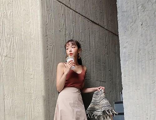 4 cách phối chân váy midi để xuống phố ngày mát trời 4 cách phối chân váy midi để xuống phố ngày mát trời