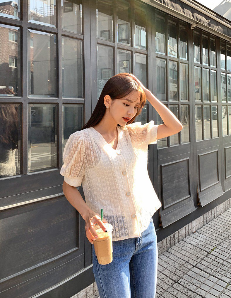 Đếm sơ sơ đã có 6 mẫu áo blouse xinh không để đâu cho hết giúp nàng công sở mặc đẹp suốt hè này Đếm sơ sơ đã có 6 mẫu áo blouse xinh không để đâu cho hết giúp nàng công sở mặc đẹp suốt hè này