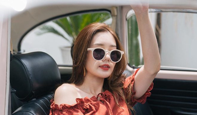 Không cần photoshop, bạn vẫn sẽ thon thả khi chụp ảnh sống ảo nhờ 4 món đồ che “vai u thịt bắp” tuyệt đỉnh này Không cần photoshop, bạn vẫn sẽ thon thả khi chụp ảnh sống ảo nhờ 4 món đồ che “vai u thịt bắp” tuyệt đỉnh này