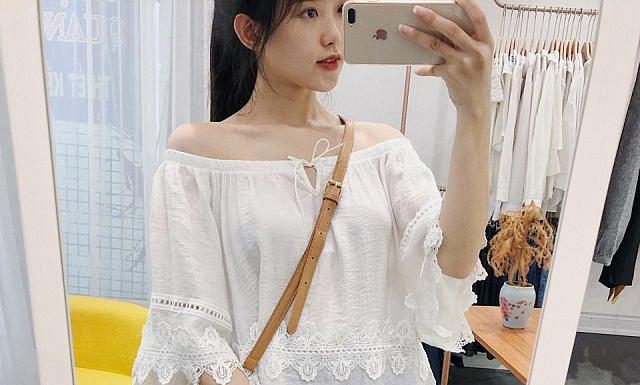 Sơ mi trắng trễ vai siêu xinh, siêu sành điệu Sơ mi trắng trễ vai siêu xinh, siêu sành điệu